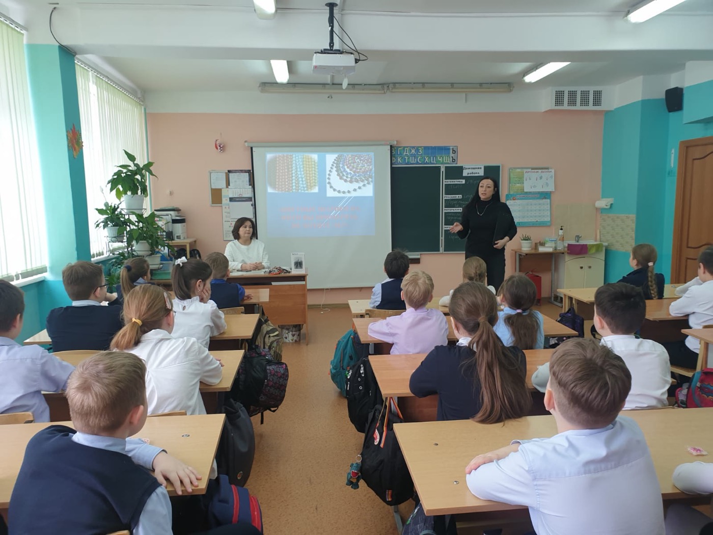 «Цветные шарики на нити вы примерить не хотите ль?»